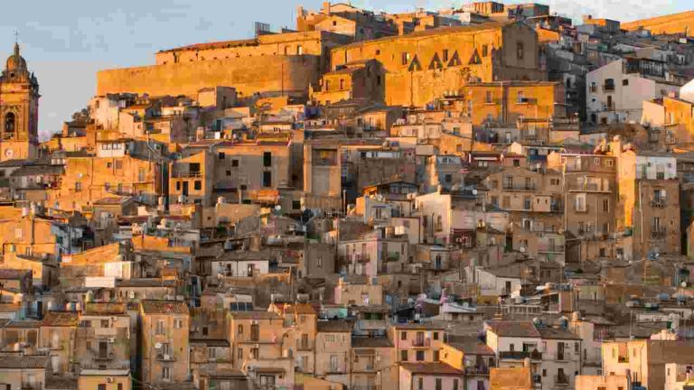 In Questa Cittadina Siciliana Sembra Di Passeggiare In Un Museo A Cielo