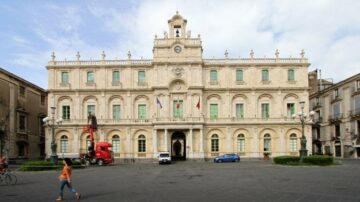 Catania_Palazzo_dellUniversità_-_panoramio-625x350