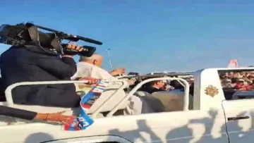 L'incredibile gesto di due appassionati tifosi del Catania che lanciano la sciarpa della loro...