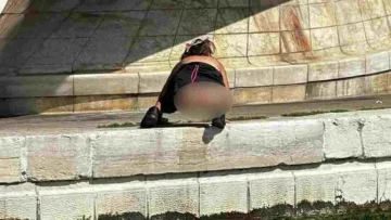 Succede a Venezia, una donna si accuccia sotto il ponte Calatrava e fa i bisogni nel Canal Grande...