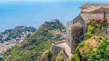 Andiamo alla scoperta del piccolo borgo situato nelle colline siciliane che ha mantenuto la sua...