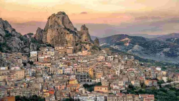 Nel cuore della provincia di Enna, un'incantevole borgo si erge con maestosità, sospeso tra cielo e...
