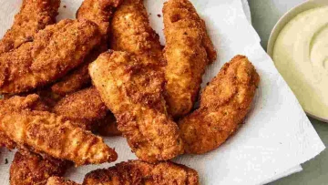 Gli straccetti di pollo, avvolti in una panatura croccantissima che rende un'esperienza culinaria...