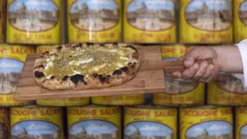 L'autentica pizza siciliana, lo sfincione, celebrata tradizionalmente durante le festività...