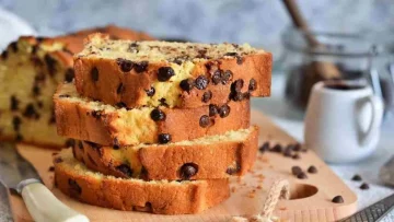 Un'esperienza culinaria irresistibile: il Plumcake alle gocce di cioccolato, un capolavoro soffice e...