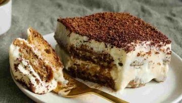 Immergiti nell'eccellenza del gusto con il nostro tiramisù classico, preparato alla perfezione...