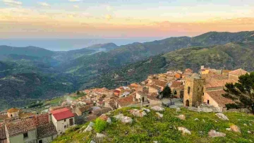 Immerso tra le maestose montagne della Sicilia, questo splendido borgo si presenta come un gioiello...