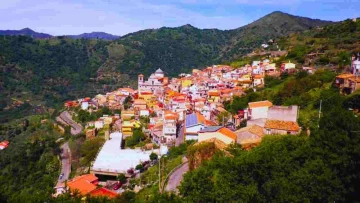 Un affascinante borgo siciliano, abitato da circa 600 persone, si svela con uno scenario maestoso...