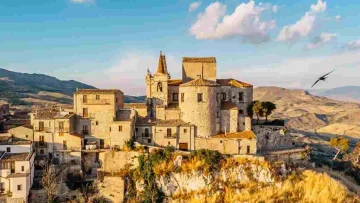 Immerso nel cuore della Sicilia, il borgo medievale in pietra si erge come un'autentica gemma...