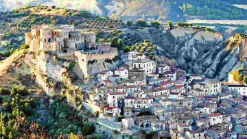 L'atmosfera magica del borgo medievale incanta i visitatori con il delicato profumo di limoni che...