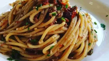 La Pasta alla Turiddu, piatto tradizionale siciliano, rappresenta un esempio dell'influenza...