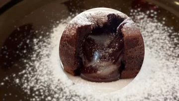 Immergiti in un'esperienza culinaria irresistibile con il tortino al cioccolato dal cuore caldo, un...