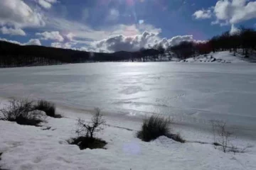 C’è una città siciliana in cui spesso nevica e si cammina su una lastra di ghiaccio. Un paesaggio...