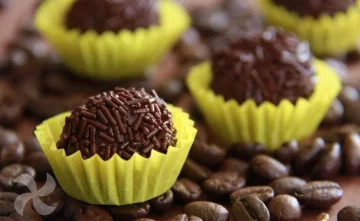 Delizia il tuo palato con gli irresistibili tartufi al cioccolato e caffè, una prelibatezza pronta...