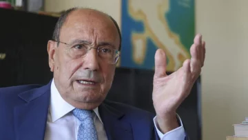 Cumuli di spazzatura ai bordi delle strade, conferimenti bloccati, sindaci in rivolta, cittadini che...