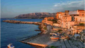 Scopri il borgo marinaro in Sicilia lontano dal turismo di massa, tra vicoli pittoreschi e barche...