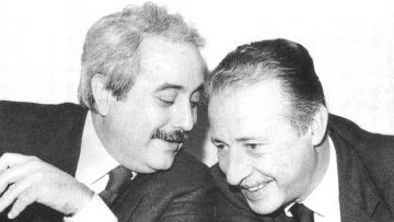Palermo rende onore a Giovanni Falcone e Paolo Borsellino dedicando loro la prima piazza della...