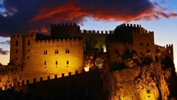 Esplora la leggendaria storia del fantasma nel Castello di Caccamo, dove le mura millenarie...