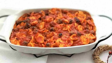 Prepara le orecchiette al forno, un irresistibile primo piatto della tradizione pugliese: con sugo...
