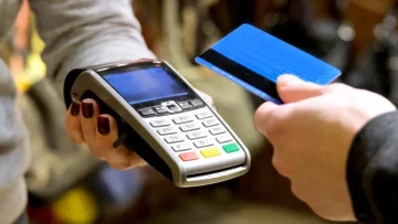 Le nuove commissioni sui pagamenti digitali spaventano i consumatori: ecco sotto quale cifra usare...