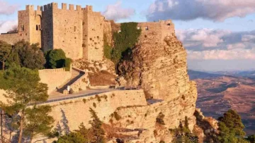 I castelli più affascinanti della Sicilia: fortezze medievali, panorami mozzafiato e misteri che...
