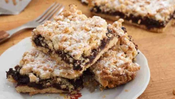 Scopri la ricetta della crostata sbriciolata alla Nutella: un dolce facile e veloce, con base...