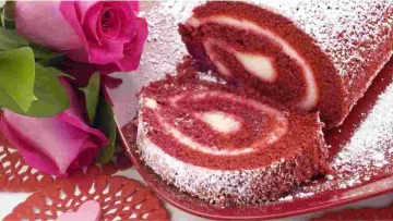 Ricetta del Rotolo Red Velvet: un dolce soffice con crema al mascarpone e frutti di bosco, perfetto...