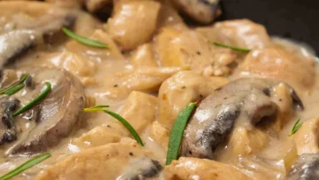 Con pochi ingredienti e in soli 20 minuti, ho preparato delle scaloppine di pollo ai funghi...