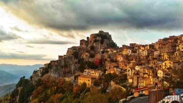 A solo un’ora dalla Capitale si nasconde un borgo da sogno, sospeso tra cielo e montagna, che sembra...