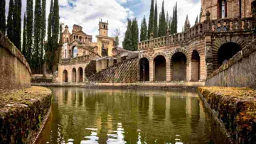 Sembra un tempio asiatico immerso in un sogno onirico, tra architetture simboliche e percorsi...