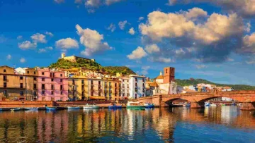 Case dalle tinte vivaci, scorci pittoreschi e un’atmosfera da cartolina: questo borgo sardo è...