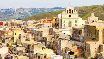 Tra chiese barocche, panorami mozzafiato e tradizioni millenarie, questo borgo nel cuore della...