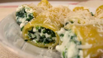 ​Prepara dei deliziosi cannelloni ricotta e spinaci in poco tempo: una ricetta facile e veloce per...