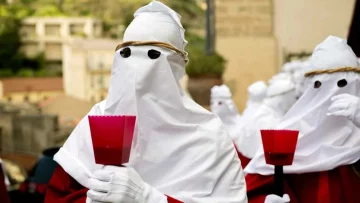 Scopri la Pasqua 2025 in Sicilia: un viaggio tra tradizioni secolari, processioni emozionanti, dolci...