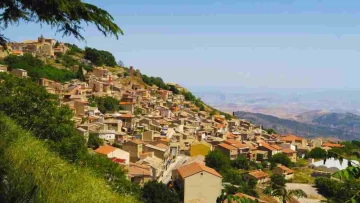 Lontano dal turismo di massa, questo affascinante borgo siciliano tra le colline custodisce panorami...