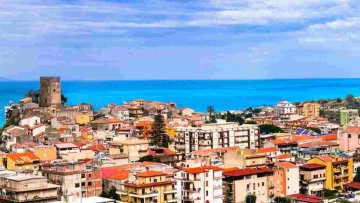 Tra vicoli acciottolati e scorci senza tempo, un borgo siciliano custodisce una romantica leggenda...