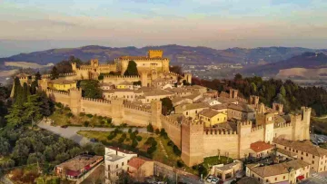 Scopri il borgo medievale che ispirò Dante nella Divina Commedia. Tra mura antiche e paesaggi da...