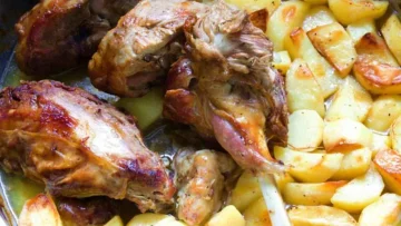 Come preparare un agnello pasquale al forno tenero e saporito, con patate e pancetta croccanti: un...