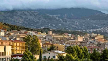 Nel cuore della Sicilia, un borgo celebra tradizioni, leggende e sapori autentici tra pesche...