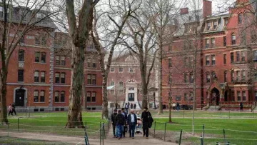 Dal costo annuale alle nuove regole per gli studenti internazionali: l'università di Harvard cambia...