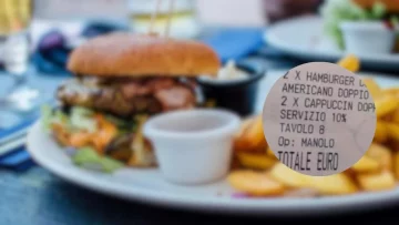 La foto dello scontrino per hamburger e cappuccino pubblicata sui social ha scatenato una valanga di...
