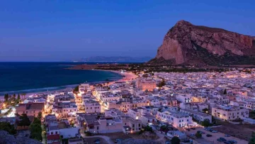 Tra spiagge da sogno, riserve naturali e sapori autentici, questo angolo di Sicilia sembra una...