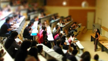 In Italia all'università ci si laurea sempre più tardi: ecco perché i tempi si allungano, quanto...