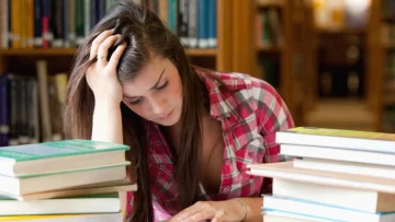 Università studio - Fonte:web Sui social impazzano foto di libri, evidenziatori e notti insonni. Ma...