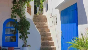 Scopri l’isola della Sicilia che ricorda Santorini: un paradiso mediterraneo con casette bianche...