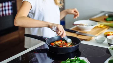 Se vivi da solo e vuoi mangiare bene spendendo poco, queste ricette per studenti sono la tua vera...