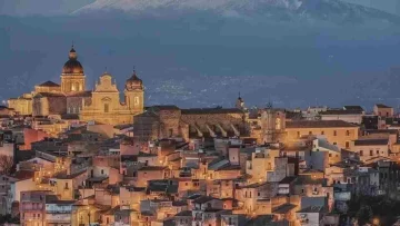 Il Borgo dei Borghi 2025 è la città natale di Pippo Baudo: Militello Val di Catania conquista...