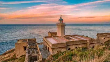 Un faro solitario, sentieri profumati e calette nascoste: un viaggio emozionale nella Sicilia...