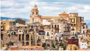 Il borgo chiamato il "Balcone della Sicilia" sospeso tra l’Etna e la valle, dove panorami unici...