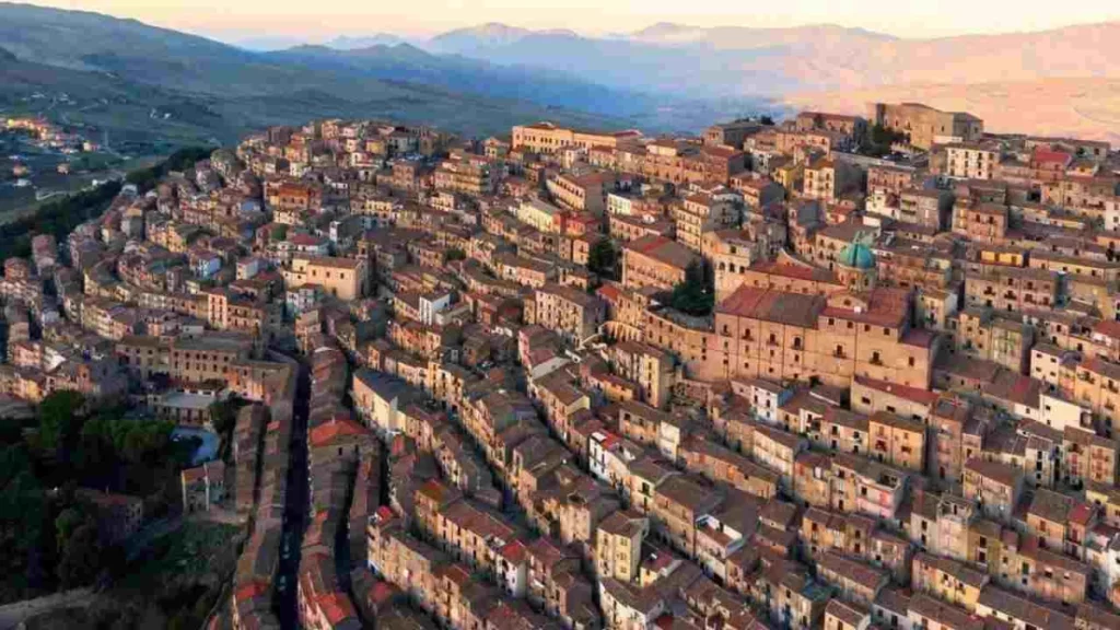 In questo borgo in Sicilia affacciato sulle Madonie storia, natura e panorami infiniti trasformano...